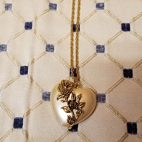 Vintage Heart Pendant on Goldtone Rope Chain - Picture 2 of 3